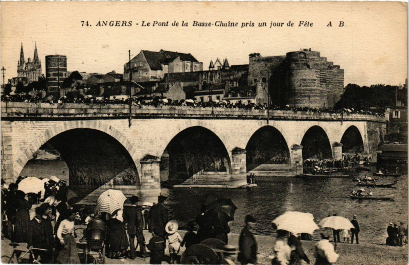 Carte postale ancienne Angers - Le Pont de la Basse.Chaine pris un jour de Fete à Angers