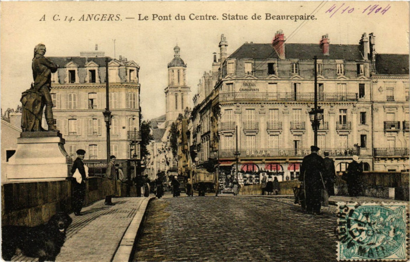 Carte postale ancienne Angers - Le Pont du Centre Statue de Beaurepaire à Angers