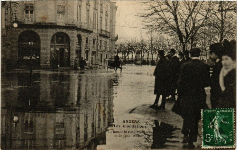 Carte postale ancienne Angers - Les Inondations - Le bas de la rue Plantagemes et le Quai à Angers