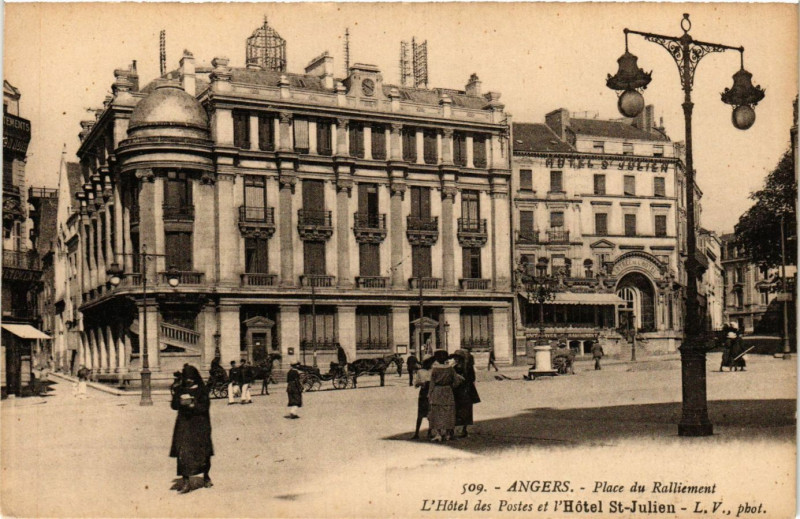 Carte postale ancienne Angers - Place du Ralliement - L'Hotel des Postes et l'Hotel Saint-.. à Angers