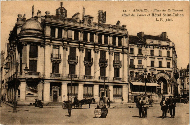 Carte postale ancienne Angers - Place du Ralliement-Hotel des Postes et Hotel Saint-Julien à Angers