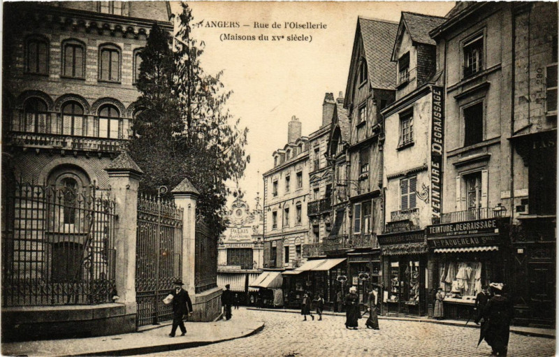 Carte postale ancienne Angers - Rue de l'Oisellerie (Maison du Xv siecle) à Angers