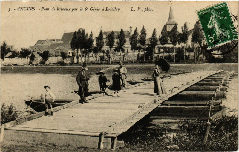 Carte postale ancienne Angers - pont de bateaux par le 6* genie a Briollay à Angers