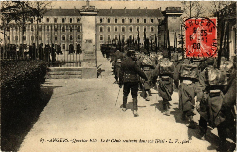 Carte postale ancienne Angers - Quartier Eble - Le 6* Genie rentrant dans son Hotel à Angers