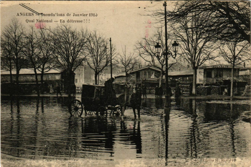 Carte postale ancienne Angers-Inindations de Janvier 1910 - Quai National - En detresse à Angers