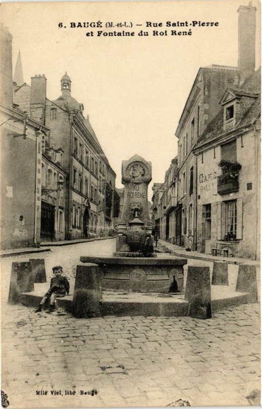 Carte postale ancienne Bauge - Rue Saint-Pierre et Fontaine du Roi René