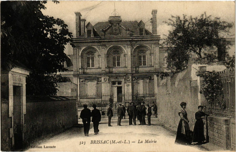 Carte postale ancienne Brissac - La Mairie