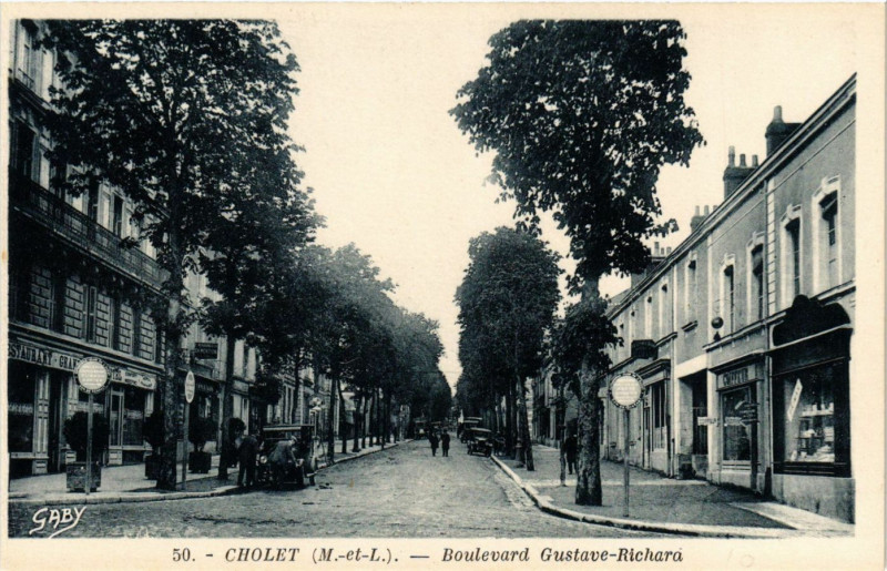 Carte postale ancienne Cholet - Boulevard Gustave-Richara à Cholet