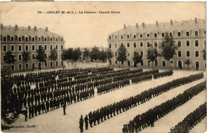 Carte postale ancienne Cholet - La Caserne - Grande Revue à Cholet