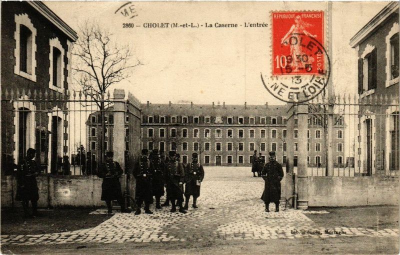 Carte postale ancienne Cholet - Le Caserne - L'entrée à Cholet