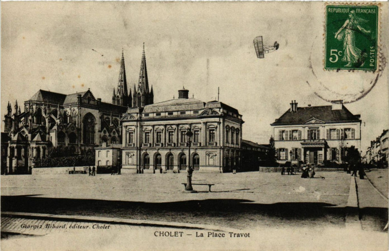 Carte postale ancienne Cholet - La Place Travot à Cholet