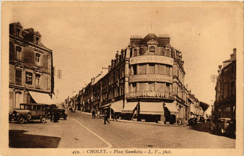 Carte postale ancienne Cholet - Place Gambetta à Cholet