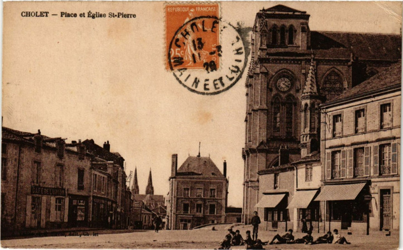 Carte postale ancienne Cholet - Place et Eglise Saint-Pierre à Cholet