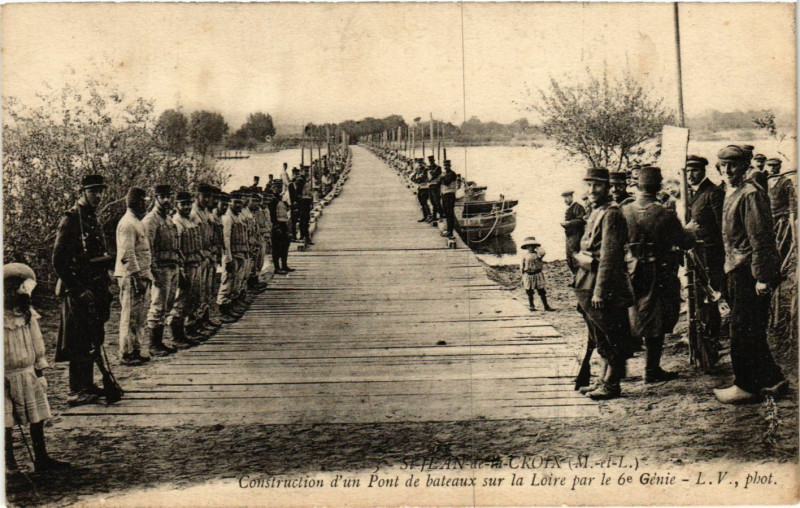 Carte postale ancienne Construction d'un Pont de bateaux sur la Loire par le 6* Genie à Loiré