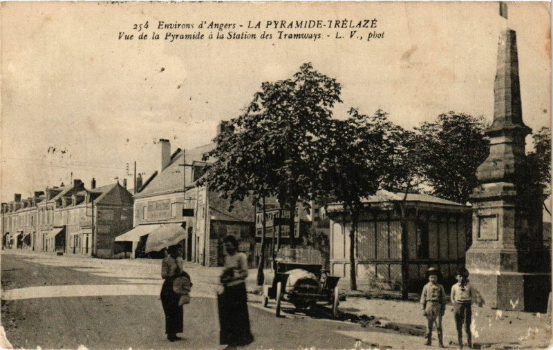 Carte postale ancienne Env. d'Angers - La Pyramide-Trelaze - Vue de la Pyramide a à Trélazé