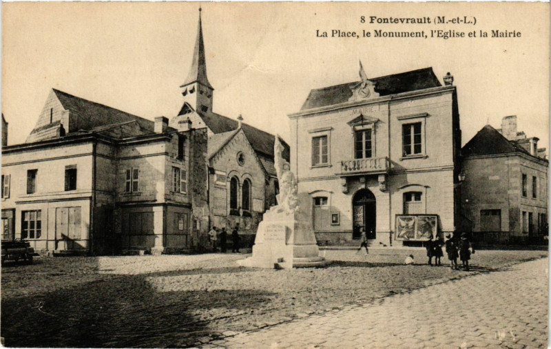 Carte postale ancienne Fontevrault - La Place le Monument l'Eglise et la Mairie