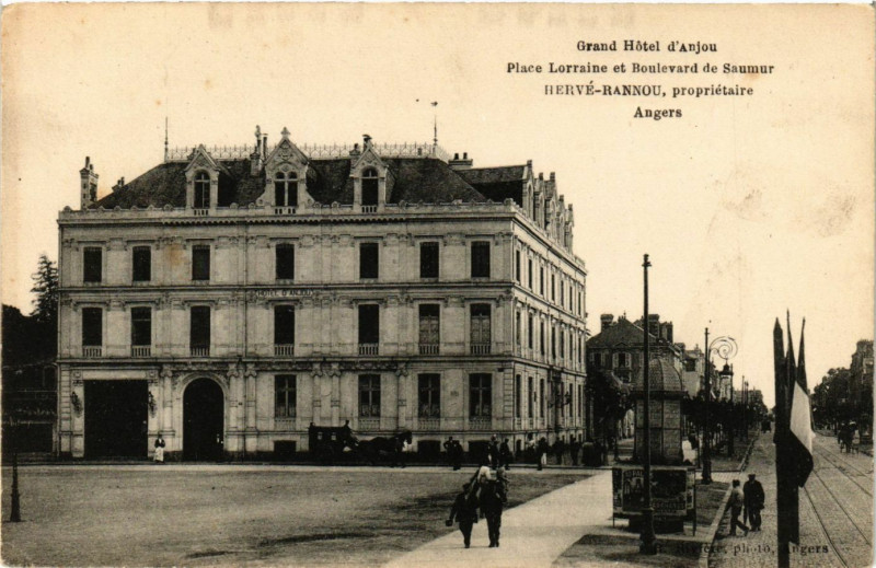 Carte postale ancienne Grand Hotel d'Anjou Place Lorraine et Boulevard de Saumur Herve... à Saumur