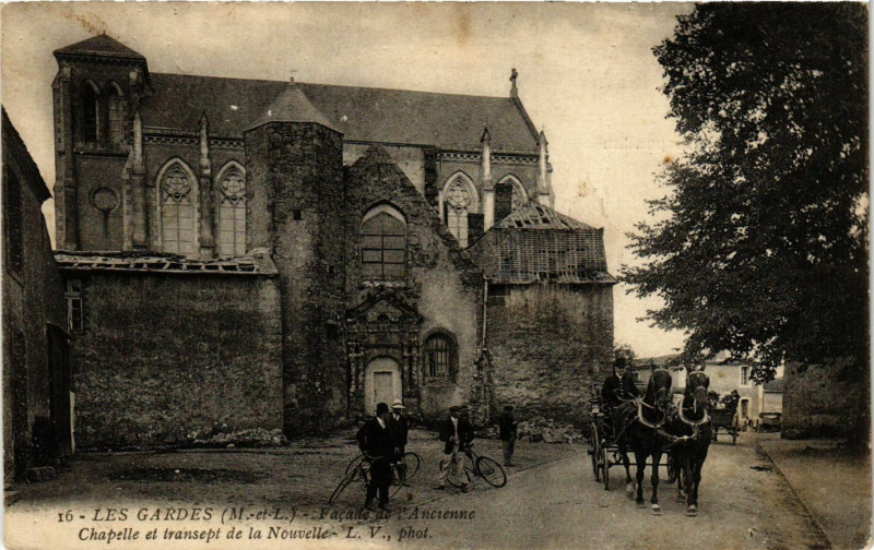 Carte postale ancienne Les Gardes - Facade de l'Ancienne Chapelle et transept