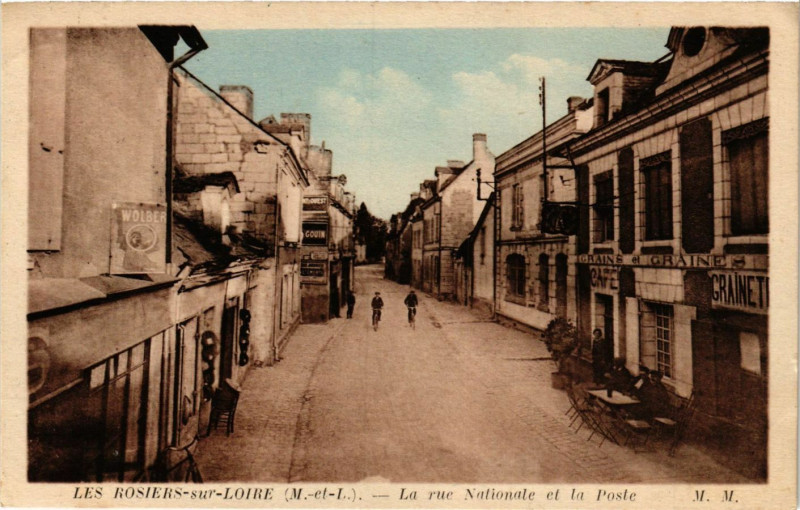 Carte postale ancienne Les Rosiers-sur-Loire - La rue Nationale et la Poste à Loiré