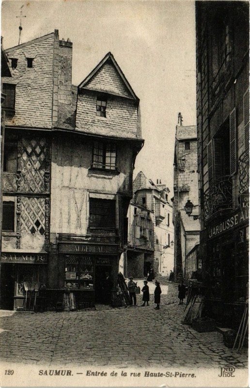 Carte postale ancienne Saumur - Entrée de la rue Haute-Saint-Pierre à Saumur