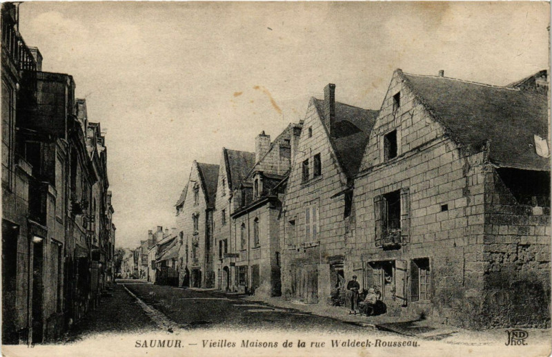 Carte postale ancienne Saumur - Vieilles Maisons de la rue Waldeck-Rousseau à Saumur