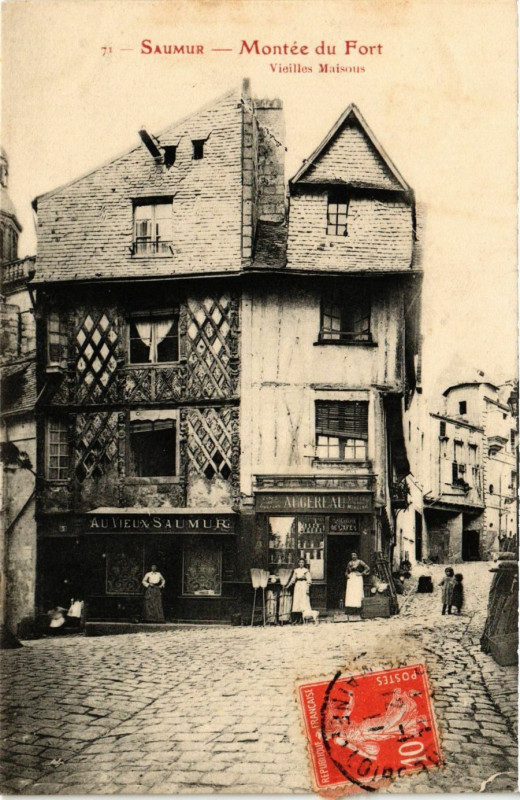 Carte postale ancienne Saumur - Montée du Fort à Saumur