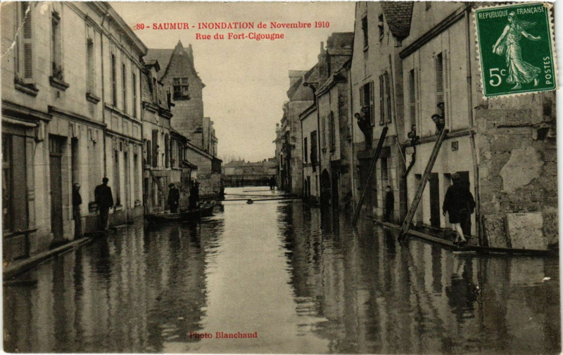 Carte postale ancienne Saumur-Inondation de Novembre 1910 - Rue du Fort - Cigougne à Saumur