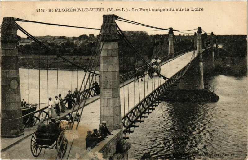 Carte postale ancienne Saint-Florent-le-Vieil - Le Pont suspendu sur la Loire à Loiré