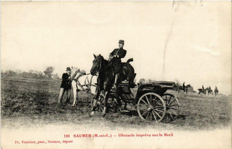 Carte postale ancienne Saumur - Obstacle imprevu sur le Breil à Saumur