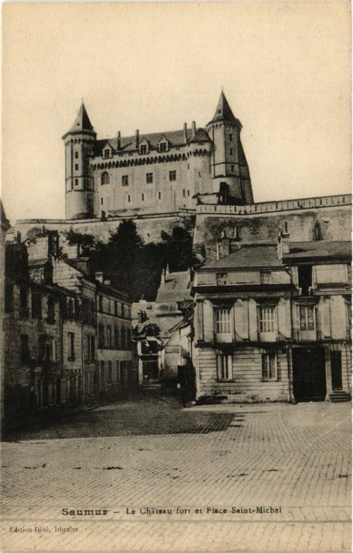 Carte postale ancienne Saumur - Le Chateau fort et Place Saint-Michel à Saumur