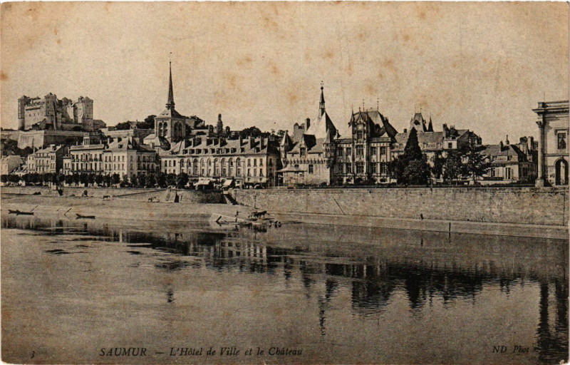 Carte postale ancienne Saumur - L'Hotel de Ville et le Chateau à Saumur