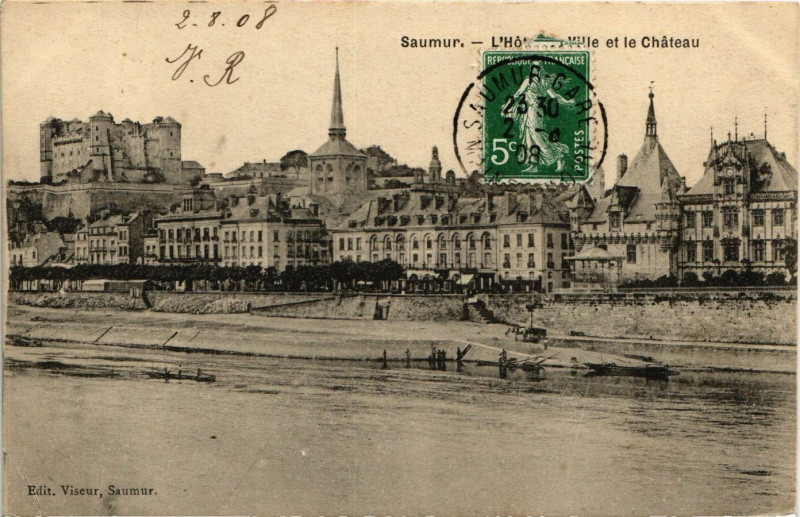 Carte postale ancienne Saumur - L'Hotel de Ville et le Chateau à Saumur