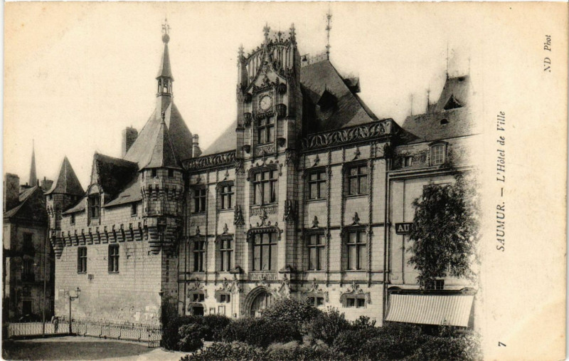 Carte postale ancienne Saumur - L'Hotel de Ville à Saumur