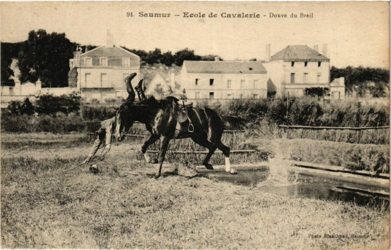 Carte postale ancienne Saumur - L'Ecole de Cavalerie à Saumur