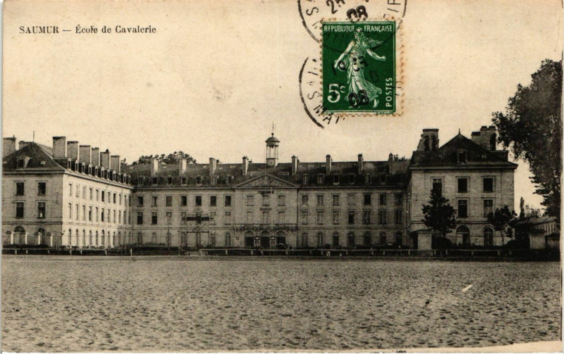 Carte postale ancienne Saumur - L'Ecole de Cavalerie à Saumur