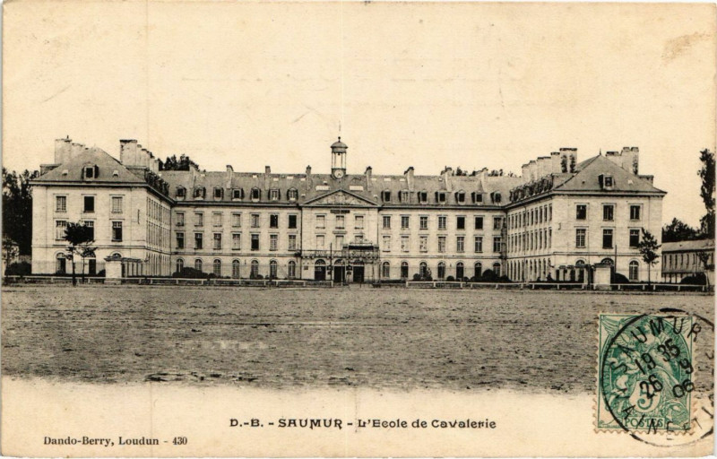 Carte postale ancienne Saumur - L'Ecole de Cavalerie à Saumur