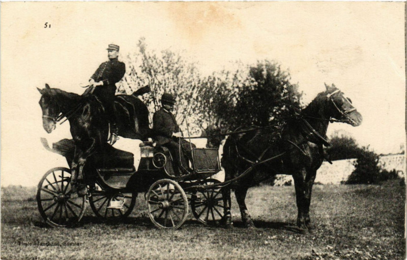 Carte postale ancienne Saumur - Ecole de Cavalerie à Saumur
