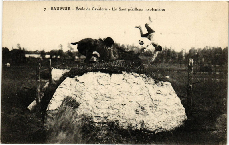 Carte postale ancienne Saumur - Ecole de Cavalerie à Saumur