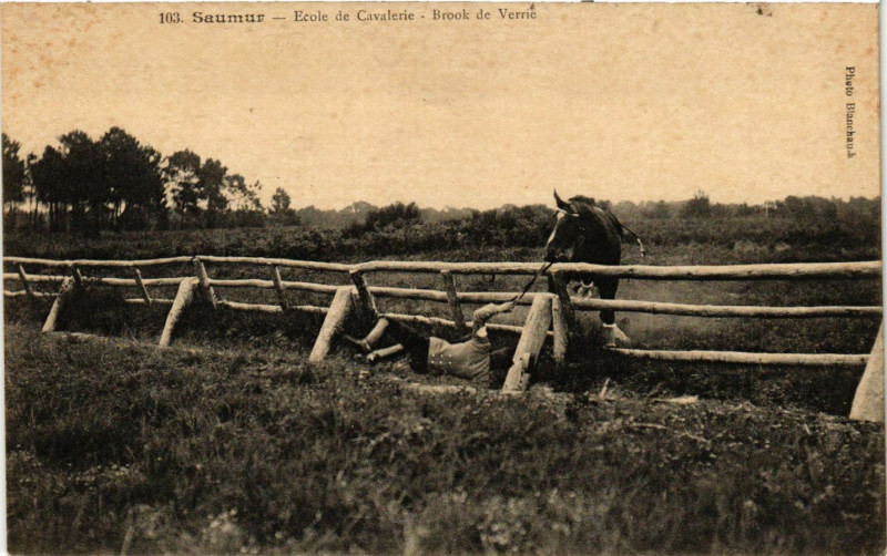 Carte postale ancienne Saumur - Ecole de Cavalerie à Saumur