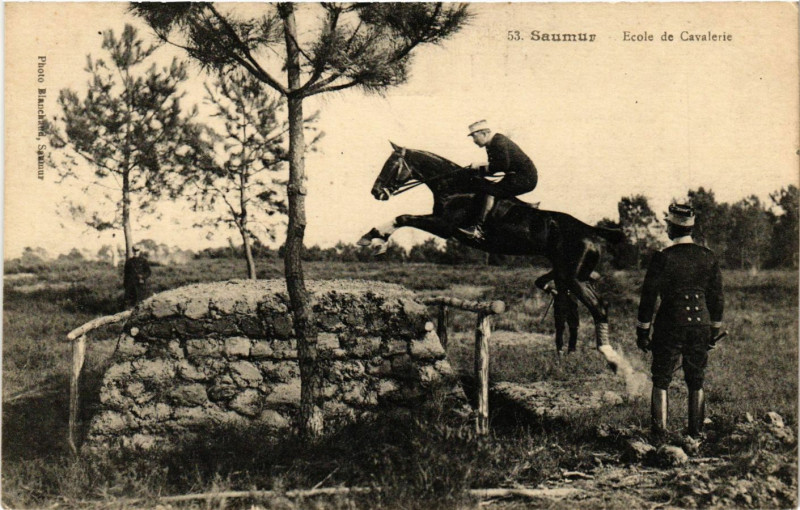 Carte postale ancienne Saumur - Ecole de Cavalerie à Saumur
