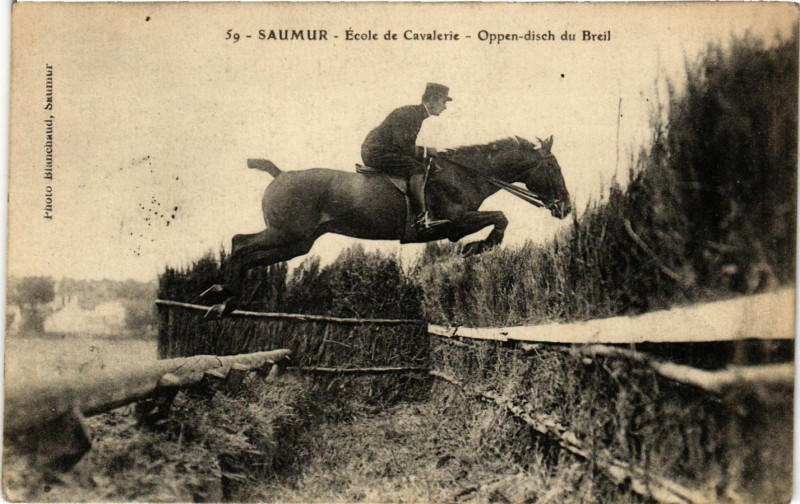 Carte postale ancienne Saumur - Ecole de Cavalerie à Saumur