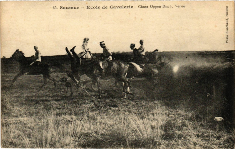 Carte postale ancienne Saumur - Ecole de Cavalerie à Saumur