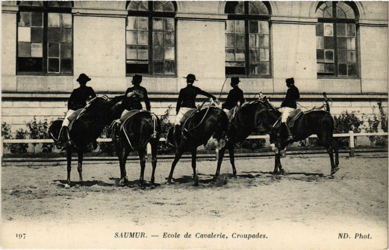 Carte postale ancienne Saumur - Ecole de Cavalerie à Saumur