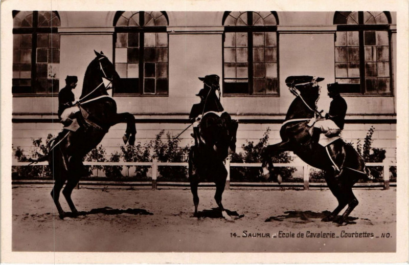 Carte postale ancienne Saumur - Ecole de Cavalerie à Saumur