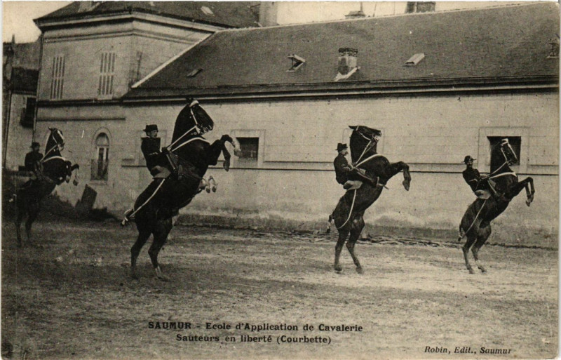 Carte postale ancienne Saumur - Ecole d'application de Cavalerie à Saumur