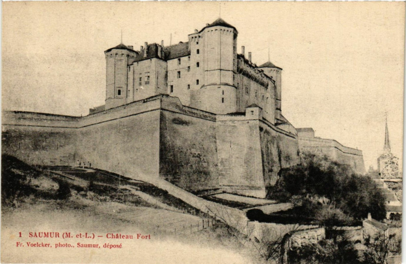 Carte postale ancienne Saumur - Chateau Fort à Saumur