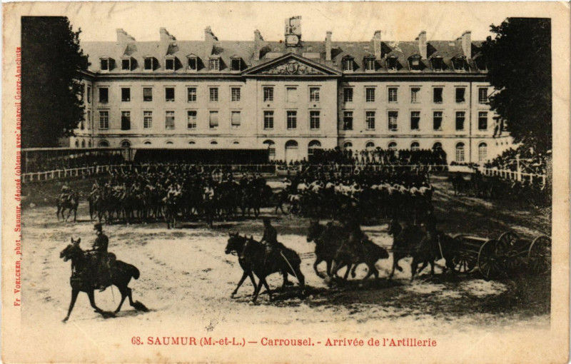 Carte postale ancienne Saumur - Carrousel Arrivée de l'Artillerie à Saumur