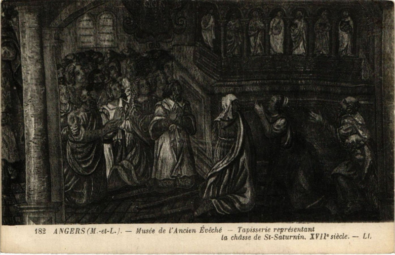 Carte postale ancienne Angers - Musée de l'ancien Eveche - Tapissiere des Gobelins à Angers