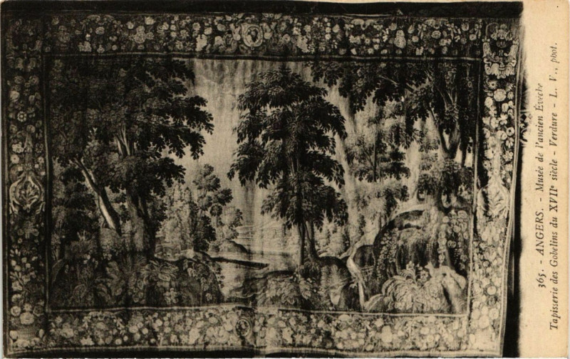 Carte postale ancienne Angers - Musée de l'ancien Eveche - Tapissiere des Gobelins à Angers