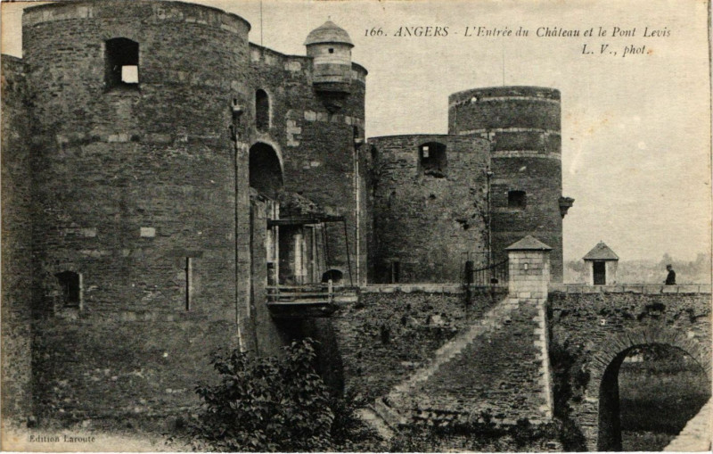 Carte postale ancienne Angers - L'Entrée du Chateau et le Pont Levis à Angers